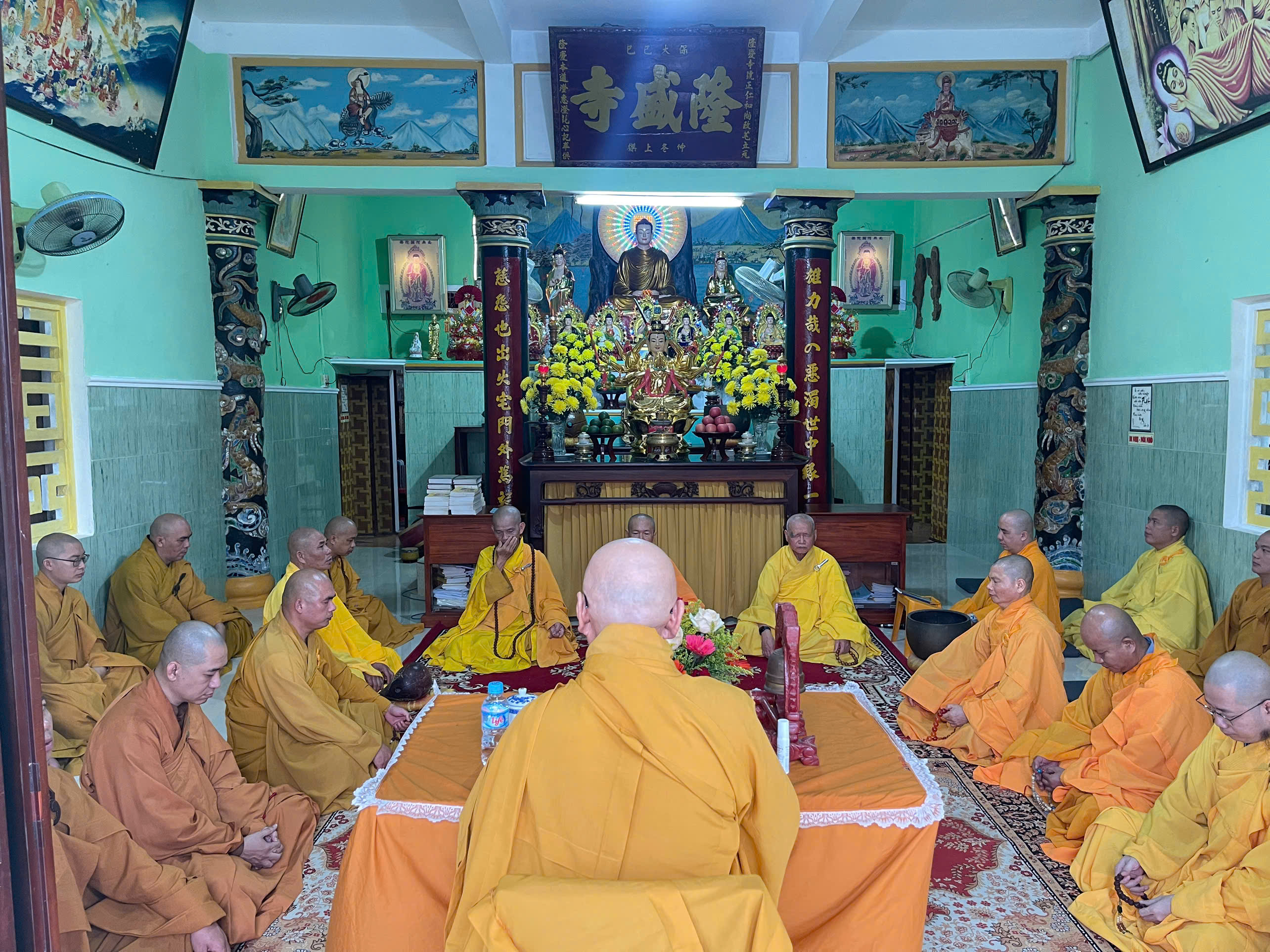 Chư tôn đức Tăng thành viên Ban Trị sự, và thành phố Quy Nhơn cử hành Bố tát định kỳ.